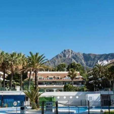Clasico Estudio En Barrio De Lujo, A 5 Minutos Del Mar Marbella